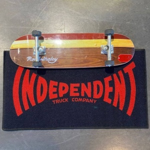 tappettino_independent_span_rug_apparel_black_red_2